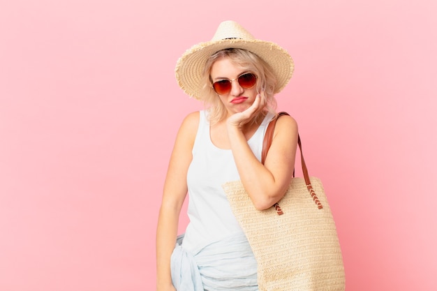 Mujer bonita joven que se siente aburrida, frustrada y con sueño después de un cansancio. concepto de turismo de verano