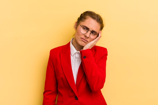 Mujer bonita joven que se siente aburrida, frustrada y con sueño después de un concepto de negocio aburrido