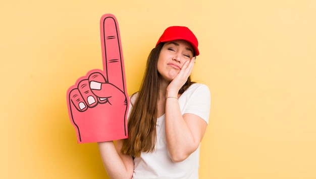 Mujer bonita joven que se siente aburrida, frustrada y con sueño después de un tedioso concepto de mano número uno