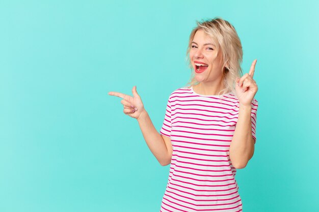 Mujer bonita joven que se siente como un genio feliz y emocionado después de realizar una idea. copia espacio