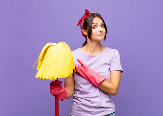 Foto mujer bonita joven que se siente confundida y desorientada, preguntándose acerca de una explicación o pensamiento dudoso