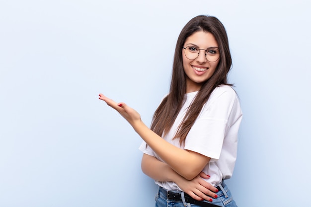 Mujer bonita joven que se siente confundida y desorientada, preguntándose sobre una explicación o pensamiento dudoso