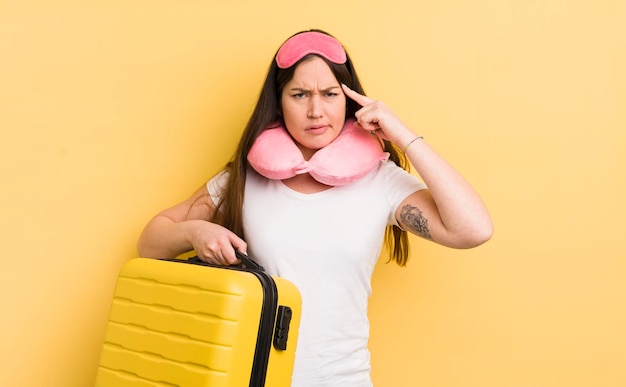 Mujer bonita joven que se siente confundida y perpleja mostrando que estás loco por el concepto de pasajero de vuelo