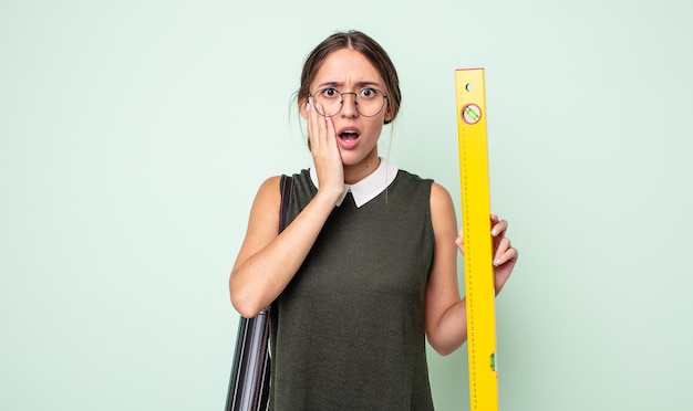 Foto mujer bonita joven que se siente conmocionada y asustada. concepto de arquitectura