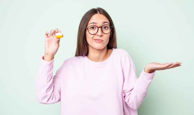 Mujer bonita joven que se siente desconcertado y confundido y dudando. concepto de lentes de contacto