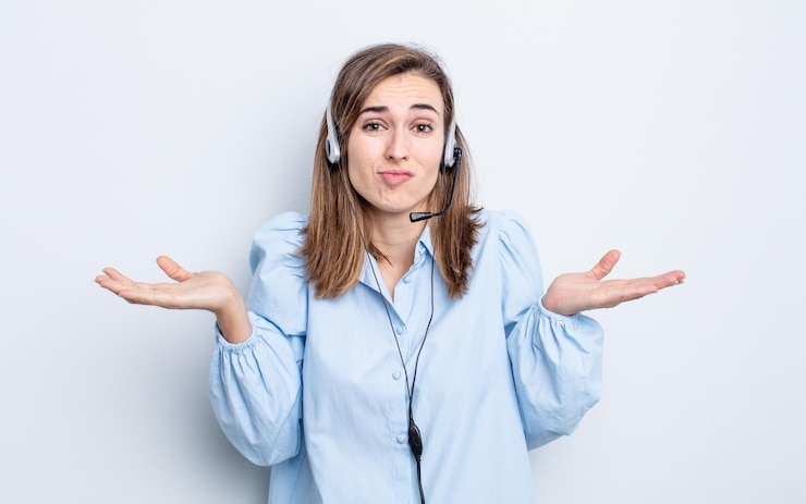 Foto mujer bonita joven que se siente desconcertado y confundido y dudando. concepto de telemarketer