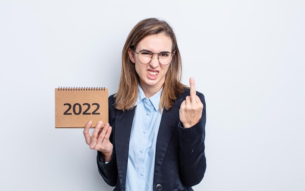 Mujer bonita joven que se siente enojada, molesta, rebelde y agresiva. concepto de calendario