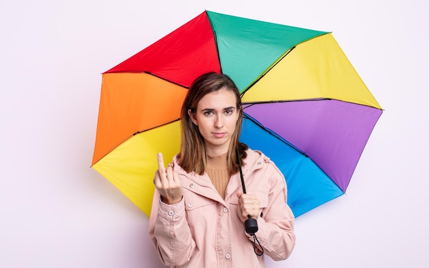 Mujer bonita joven que se siente enojada, molesta, rebelde y agresiva. concepto de paraguas