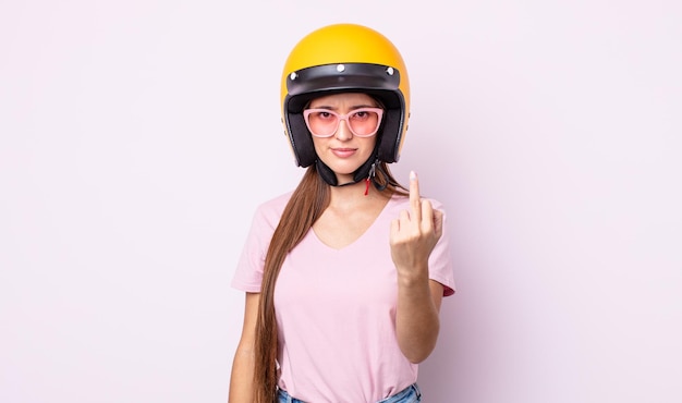 Mujer bonita joven que se siente enojada, molesta, rebelde y agresiva. motociclista y casco
