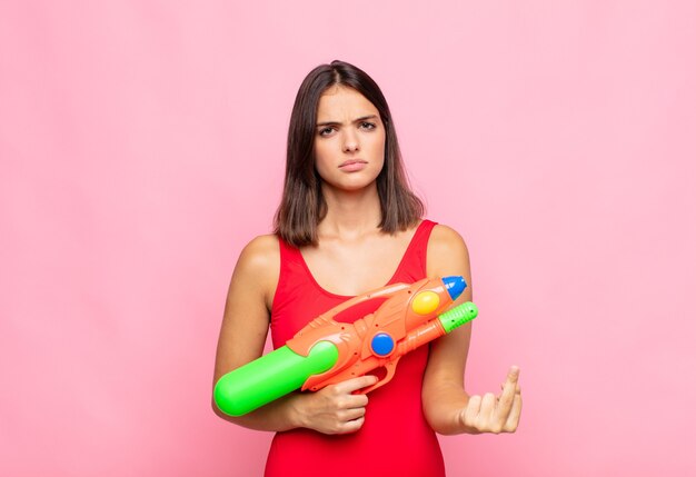 mujer bonita joven que se siente enojada, molesta, rebelde y agresiva, moviendo el dedo medio, contraatacando. concepto de verano