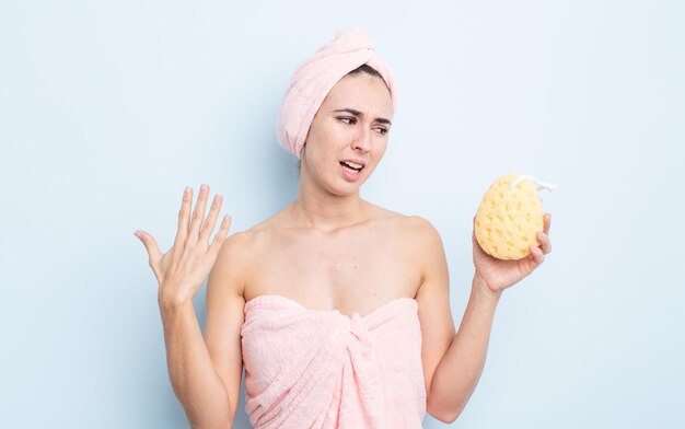 Mujer bonita joven que se siente estresada, ansiosa, cansada y frustrada. concepto de ducha y esponja