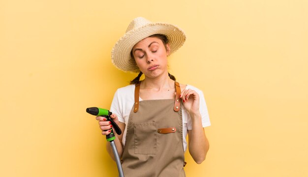 Mujer bonita joven que se siente estresada ansiosa cansada y frustrada concepto de jardinería