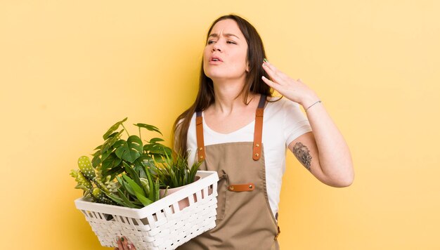 Mujer bonita joven que se siente estresada, ansiosa, cansada y frustrada, concepto de plantas