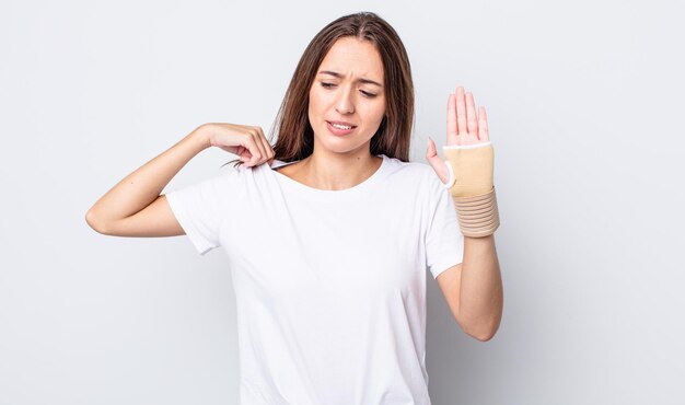 Mujer bonita joven que se siente estresada, ansiosa, cansada y frustrada. concepto de vendaje de mano