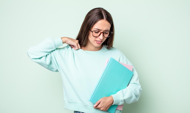 Mujer bonita joven que se siente estresada, ansiosa, cansada y frustrada. estudiante universitario