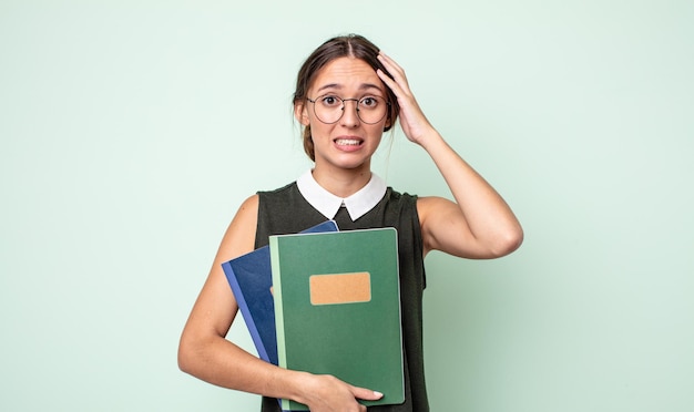 Mujer bonita joven que se siente estresada, ansiosa o asustada, con las manos en la cabeza. concepto universitario