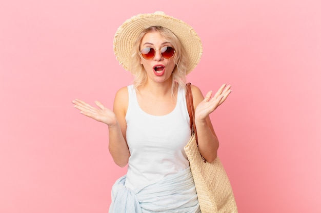 Mujer bonita joven que se siente extremadamente conmocionada y sorprendida. concepto de turismo de verano