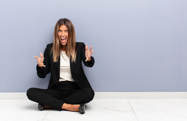 Foto mujer bonita joven que se siente feliz, asombrada, afortunada y sorprendida, como decir omg en serio. concepto de negocio increíble