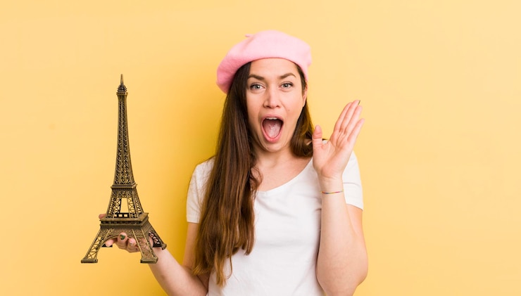 Foto mujer bonita joven que se siente feliz y asombrada por algo increíble concepto de parís
