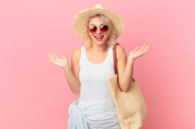 Mujer bonita joven que se siente feliz y asombrada por algo increíble