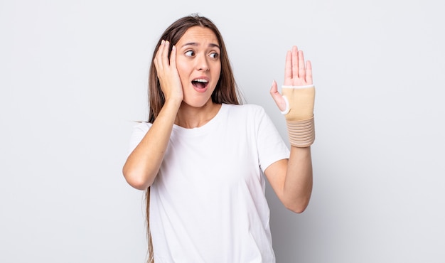 mujer bonita joven que se siente feliz, emocionada y sorprendida. concepto de vendaje de mano