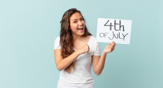 Mujer bonita joven que se siente feliz y enfrenta un desafío o celebra el concepto del día de la independencia