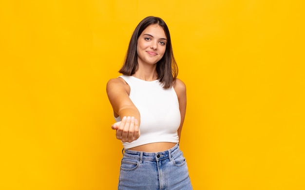 Mujer bonita joven que se siente feliz, exitosa y segura