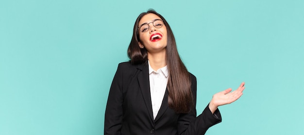 Mujer bonita joven que se siente feliz, sorprendida y alegre, sonriendo con actitud positiva, dándose cuenta de una solución o idea. concepto de negocio