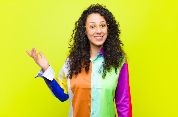 Mujer bonita joven que se siente feliz, sorprendida y alegre, sonriendo con actitud positiva, dándose cuenta de una solución o idea contra la pared de croma key