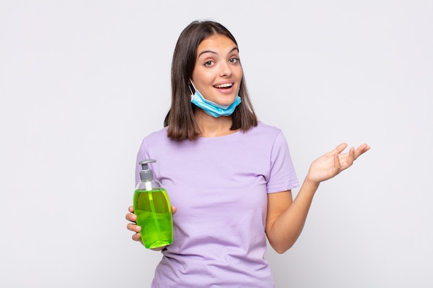 Mujer bonita joven que se siente feliz, sorprendida y alegre, sonriendo con actitud positiva, dándose cuenta de una solución o idea