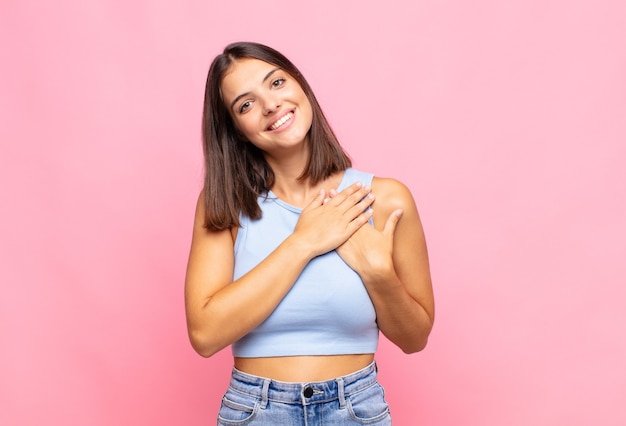 Mujer bonita joven que se siente romántico, feliz y enamorado