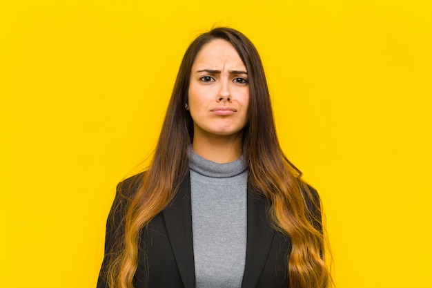 Mujer bonita joven que se siente triste y estresada, molesta debido a una mala sorpresa, con un aspecto negativo o ansioso de trabajo o concepto de negocio