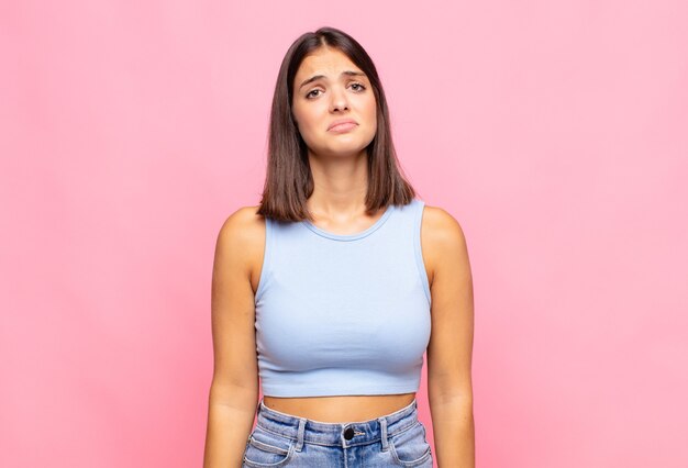 Foto mujer bonita joven que se siente triste y llorona con una mirada infeliz, llorando con una actitud negativa y frustrada