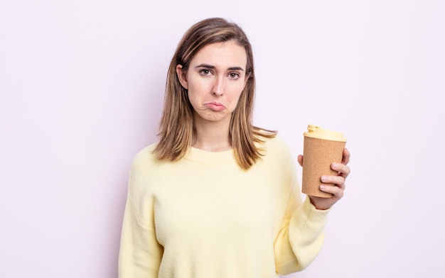 Mujer bonita joven que se siente triste y llorona con una mirada infeliz y llorando. concepto de café para llevar