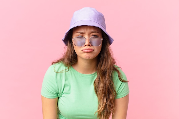 Mujer bonita joven que se siente triste y llorona con una mirada infeliz y llorando. concepto de verano