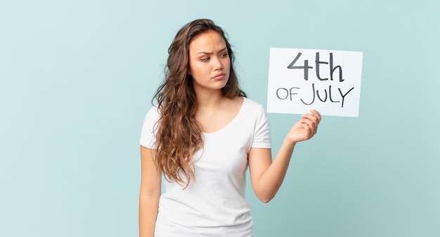 Mujer bonita joven que se siente triste, molesta o enojada y mirando hacia el lado del concepto del día de la independencia