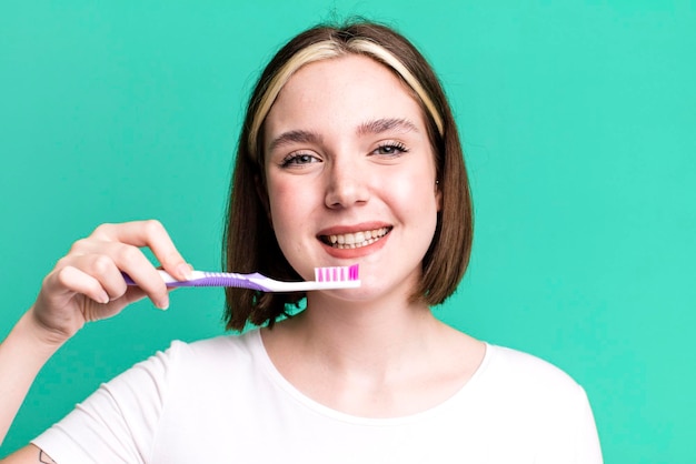 Mujer bonita joven que usa un cepillo de dientes