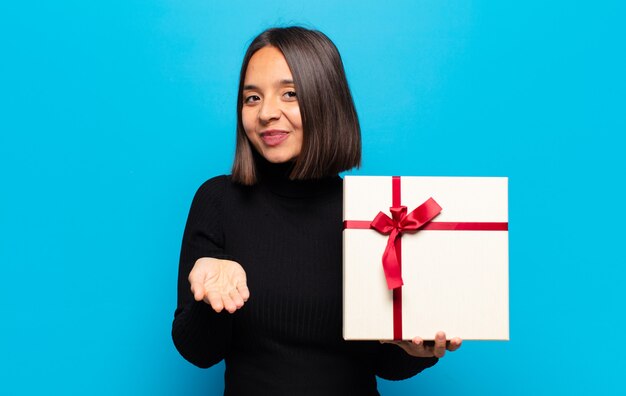 Mujer bonita joven con un regalo