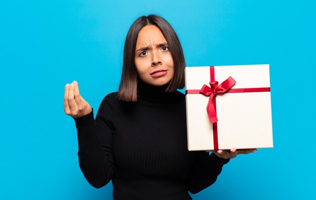 Mujer bonita joven con un regalo