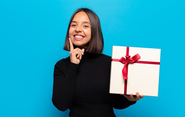 Mujer bonita joven con un regalo