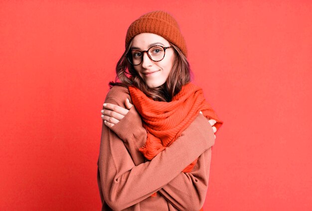 Mujer bonita joven con ropa de invierno frío y concepto de invierno