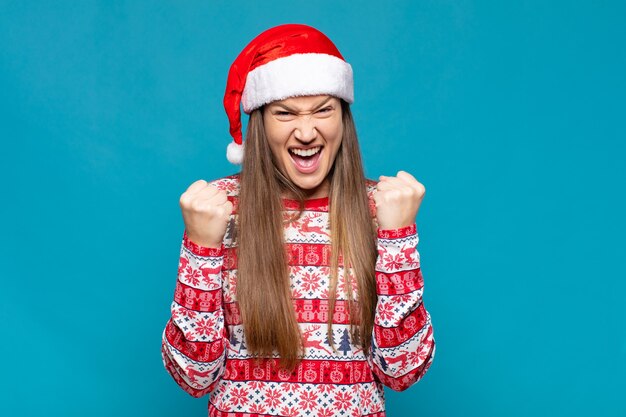 Mujer bonita joven con ropa de Navidad