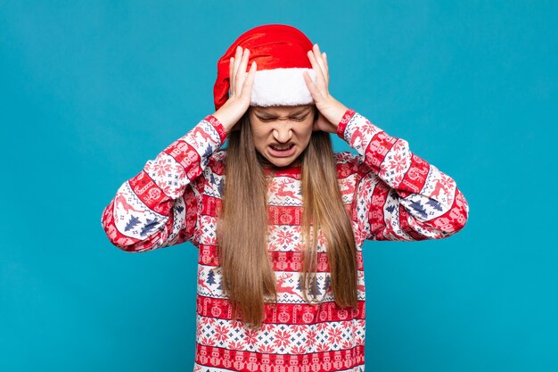 Mujer bonita joven con ropa de Navidad