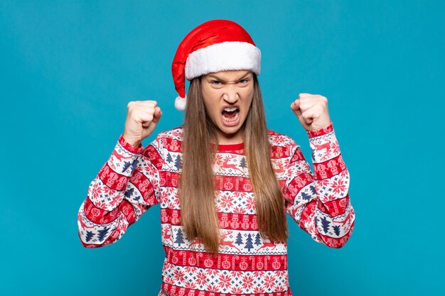 Mujer bonita joven con ropa de Navidad