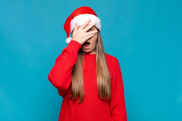 Mujer bonita joven con ropa de Navidad