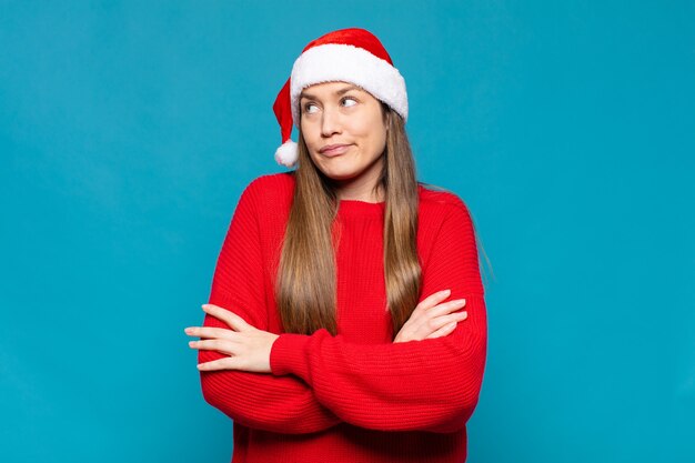 Mujer bonita joven con ropa de Navidad