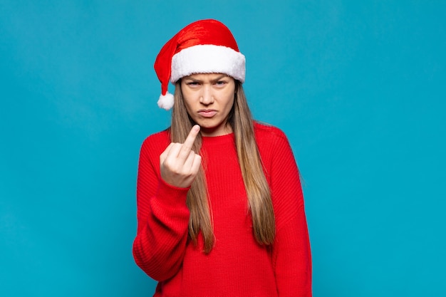 Mujer bonita joven con ropa de Navidad