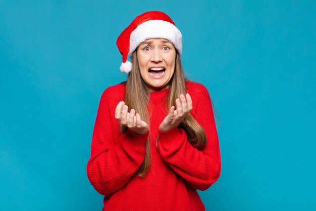 Mujer bonita joven con ropa de Navidad