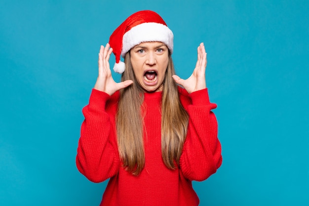 Mujer bonita joven con ropa de Navidad