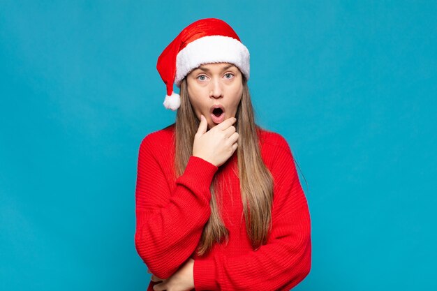 Mujer bonita joven con ropa de Navidad